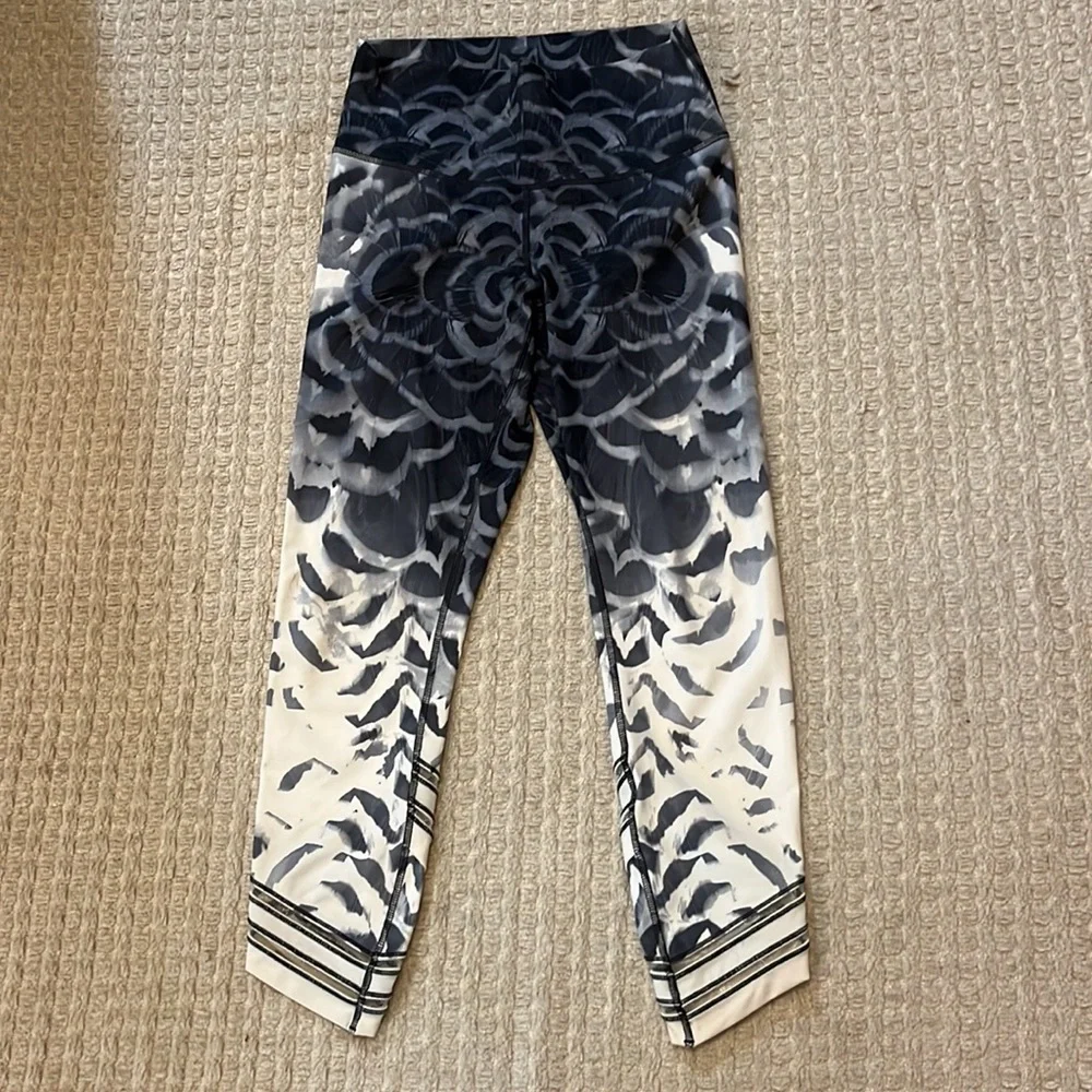 Lululemon High Times Pant *SE Pretty Plume Angel Wing (BB3) Size 8 - Picture 3 of 7